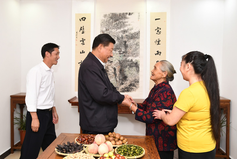 　　9月16日至18日，中共中央總書(shū)記、國(guó)家主席、中央軍委主席習(xí)近平在河南考察。這是16日下午，習(xí)近平在信陽(yáng)市新縣田鋪鄉(xiāng)田鋪大塆“老家寒舍”民宿店，同店主一家親切交談。 新華社記者 謝環(huán)馳 攝