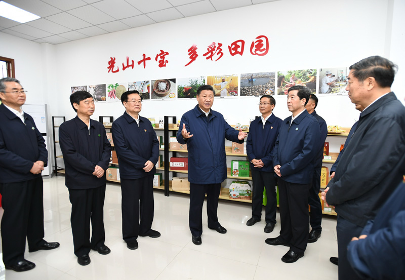 9月16日至18日，中共中央總書(shū)記、國(guó)家主席、中央軍委主席習(xí)近平在河南考察。這是17日上午，習(xí)近平在信陽(yáng)市光山縣文殊鄉(xiāng)東岳村文化接待中心，了解光山縣脫貧工作和中辦在光山縣扶貧工作情況。新華社記者 謝環(huán)馳 攝