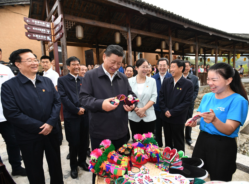 　　9月16日至18日，中共中央總書(shū)記、國(guó)家主席、中央軍委主席習(xí)近平在河南考察。這是16日下午，習(xí)近平在信陽(yáng)市新縣田鋪鄉(xiāng)田鋪大塆考察調(diào)研。 新華社記者 謝環(huán)馳 攝