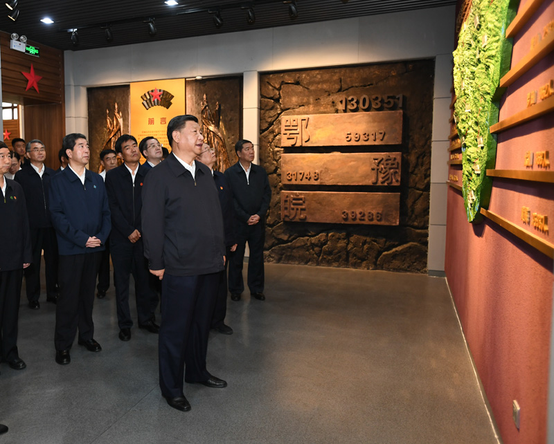 9月16日至18日，中共中央總書(shū)記、國(guó)家主席、中央軍委主席習(xí)近平在河南考察。這是16日下午，習(xí)近平來(lái)到位于信陽(yáng)市新縣的鄂豫皖蘇區(qū)首府烈士陵園，瞻仰革命烈士紀(jì)念堂。 新華社記者 謝環(huán)馳 攝