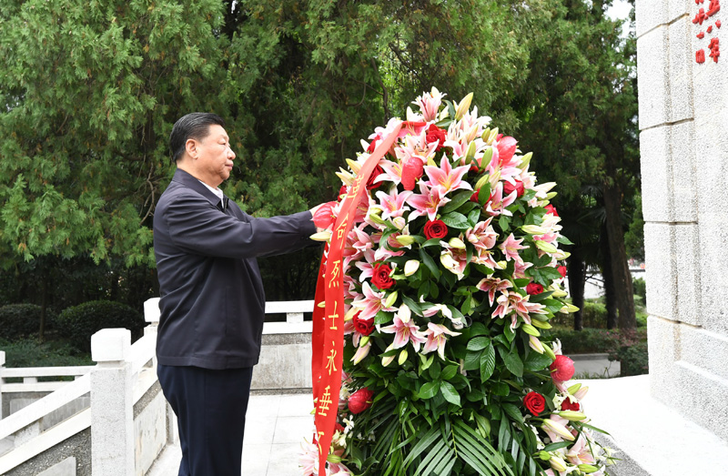 　　9月16日至18日，中共中央總書(shū)記、國(guó)家主席、中央軍委主席習(xí)近平在河南考察。這是16日下午，習(xí)近平來(lái)到位于信陽(yáng)市新縣的鄂豫皖蘇區(qū)首府烈士陵園，瞻仰革命烈士紀(jì)念碑，向革命先烈敬獻(xiàn)花籃。 新華社記者 謝環(huán)馳 攝