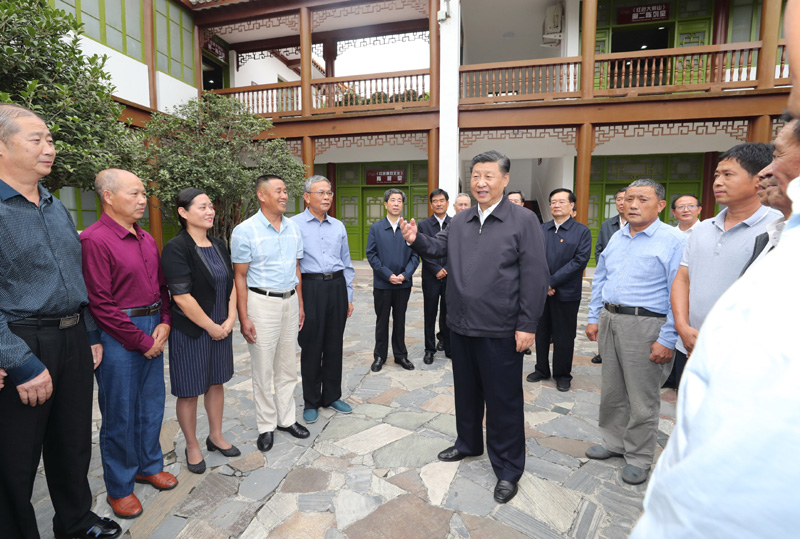 　　9月16日至18日，中共中央總書(shū)記、國(guó)家主席、中央軍委主席習(xí)近平在河南考察。這是16日下午，習(xí)近平在位于信陽(yáng)市新縣的鄂豫皖蘇區(qū)首府革命博物館，同當(dāng)?shù)丶t軍后代、革命烈士家屬代表親切交談。 新華社記者 鞠鵬 攝