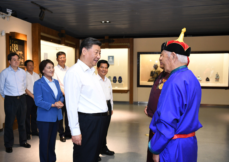 7月15日至16日，中共中央總書記、國家主席、中央軍委主席習近平在內(nèi)蒙古考察并指導開展“不忘初心、牢記使命”主題教育。這是15日上午，習近平在赤峰博物館同古典民族史詩《格薩（斯）爾》非物質(zhì)文化遺產(chǎn)傳承人親切交談。
