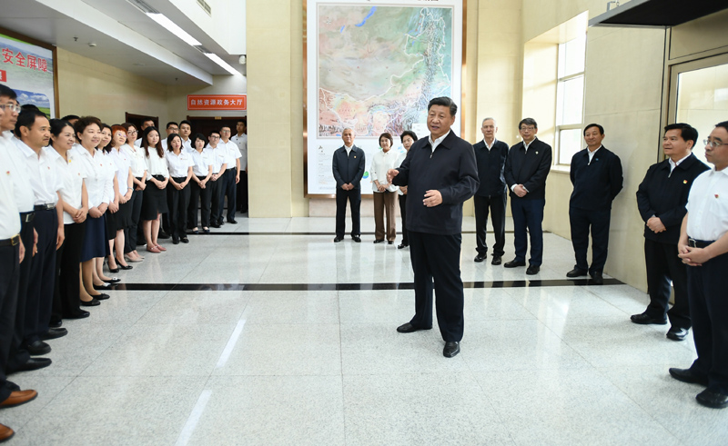7月15日至16日，中共中央總書記、國家主席、中央軍委主席習近平在內(nèi)蒙古考察并指導開展“不忘初心、牢記使命”主題教育。這是16日上午，習近平到內(nèi)蒙古自治區(qū)自然資源廳，實地調(diào)研指導開展“不忘初心、牢記使命”主題教育。