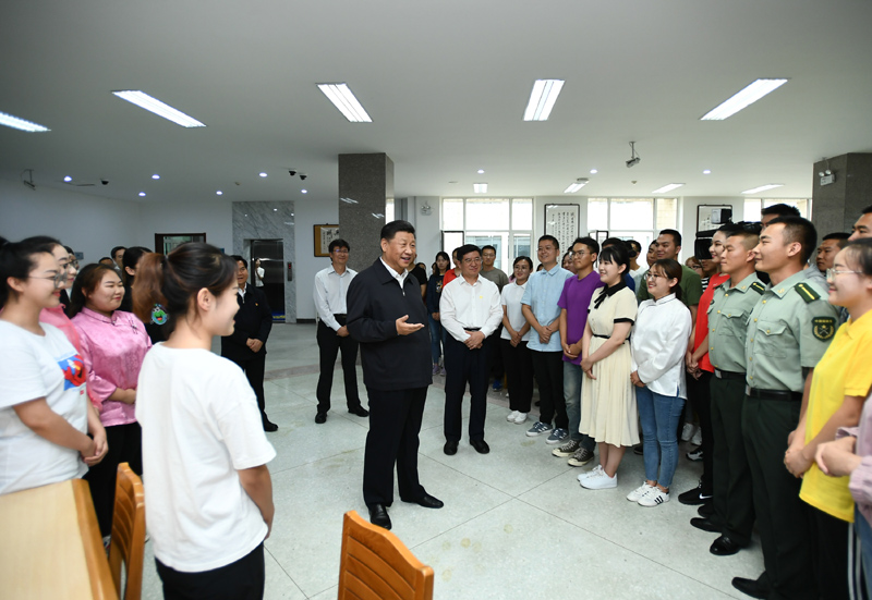 7月15日至16日，中共中央總書記、國家主席、中央軍委主席習近平在內(nèi)蒙古考察并指導開展“不忘初心、牢記使命”主題教育。這是16日上午，習近平在內(nèi)蒙古大學圖書館同學生們親切交談，勉勵他們志存高遠、腳踏實地、發(fā)奮圖強。