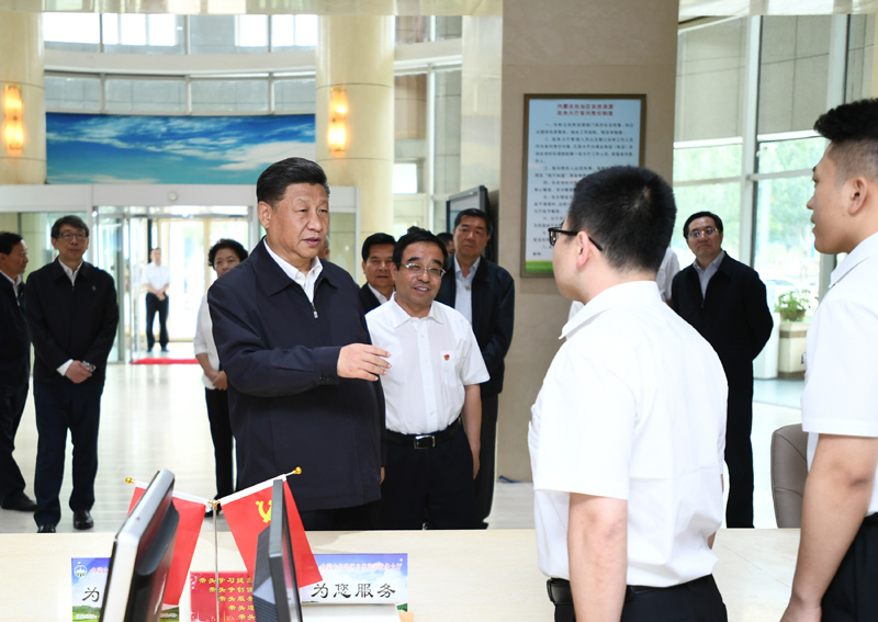 7月15日至16日，中共中央總書記、國家主席、中央軍委主席習近平在內(nèi)蒙古考察并指導開展“不忘初心、牢記使命”主題教育。這是16日上午，習近平在內(nèi)蒙古自治區(qū)自然資源廳自然資源政務大廳同工作人員交談，了解開展主題教育和落實便捷高效政務服務等情況。