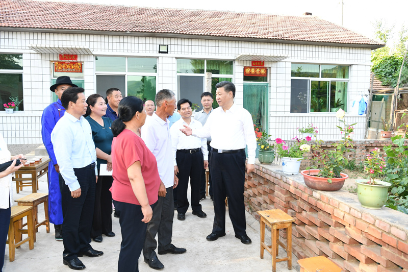 7月15日至16日，中共中央總書記、國家主席、中央軍委主席習近平在內(nèi)蒙古考察并指導開展“不忘初心、牢記使命”主題教育。這是15日下午，習近平在赤峰市喀喇沁旗河南街道馬鞍山村村民張國利家，同基層干部群眾代表親切交流。
