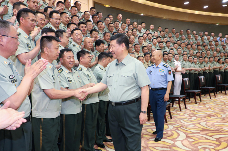 7月15日至16日，中共中央總書記、國家主席、中央軍委主席習近平在內(nèi)蒙古考察并指導開展“不忘初心、牢記使命”主題教育。這是16日上午，習近平在呼和浩特親切接見駐內(nèi)蒙古部隊副師職以上領導干部和團級單位主官，代表黨中央和中央軍委向駐內(nèi)蒙古部隊全體官兵致以誠摯問候。