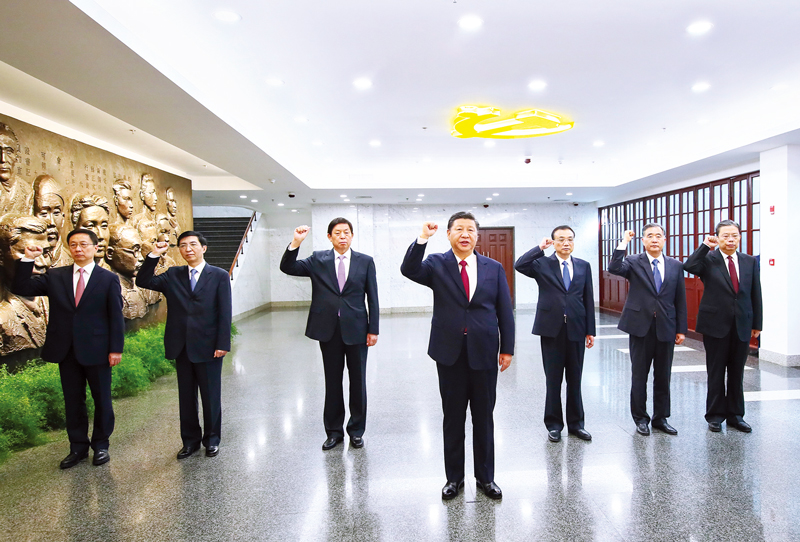 　2017年10月31日，中共中央總書記、國家主席、中央軍委主席習近平帶領中共中央政治局常委李克強、栗戰(zhàn)書、汪洋、王滬寧、趙樂際、韓正，瞻仰上海中共一大會址和浙江嘉興南湖紅船。這是31日上午，在上海中共一大會址紀念館，習近平帶領其他中共中央政治局常委同志一起重溫入黨誓詞。 新華社記者 蘭紅光/攝