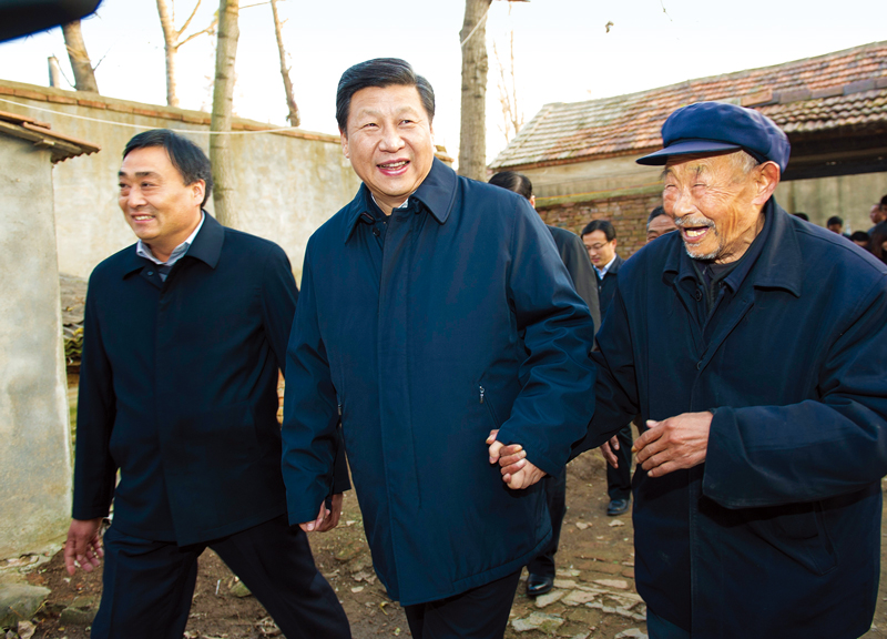 　2013年11月24日至28日，中共中央總書記、國家主席、中央軍委主席習近平在山東考察。 這是25日下午，習近平在地處沂蒙老區(qū)的臨沭縣曹莊鎮(zhèn)朱村親切地拉著83歲的“老支前”王克昌的手去他家看望。 新華社記者 謝環(huán)馳/攝