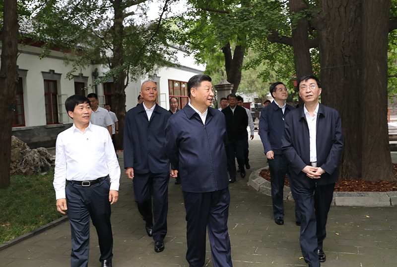 9月12日，中共中央總書記、國(guó)家主席、中央軍委主席習(xí)近平視察中共中央北京香山革命紀(jì)念地。這是習(xí)近平瞻仰雙清別墅。