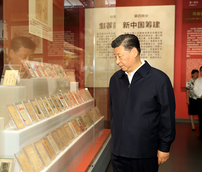 9月12日，中共中央總書記、國(guó)家主席、中央軍委主席習(xí)近平視察中共中央北京香山革命紀(jì)念地。這是習(xí)近平在香山革命紀(jì)念館參觀《為新中國(guó)奠基》主題展覽。