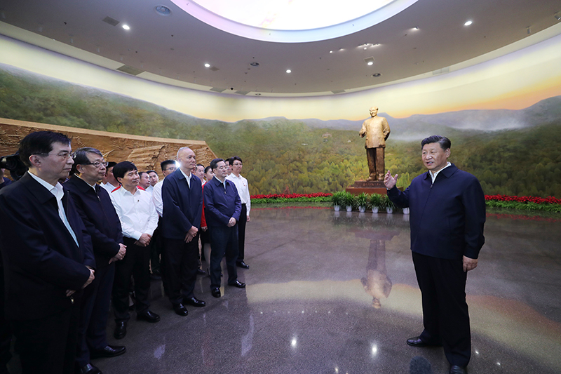 9月12日，中共中央總書記、國(guó)家主席、中央軍委主席習(xí)近平視察中共中央北京香山革命紀(jì)念地。這是習(xí)近平在香山革命紀(jì)念館參觀《為新中國(guó)奠基》主題展覽，并發(fā)表重要講話。