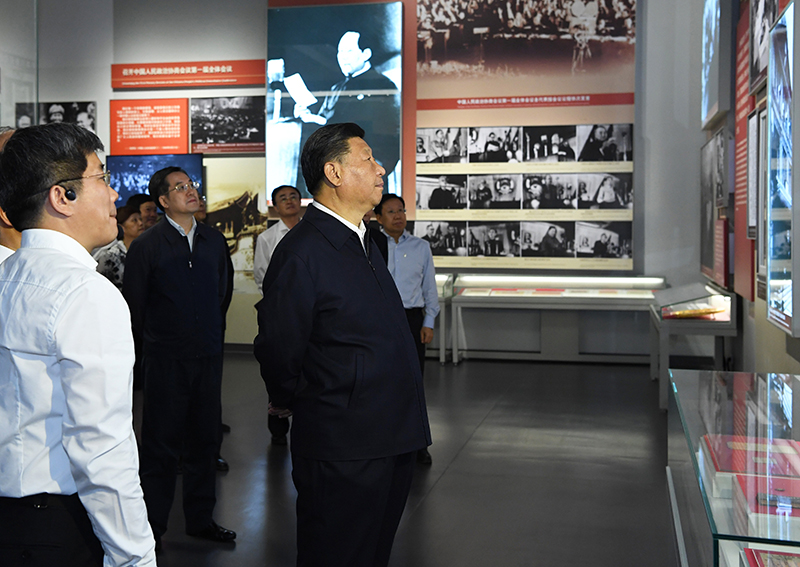 9月12日，中共中央總書記、國(guó)家主席、中央軍委主席習(xí)近平視察中共中央北京香山革命紀(jì)念地。這是習(xí)近平在香山革命紀(jì)念館參觀《為新中國(guó)奠基》主題展覽。