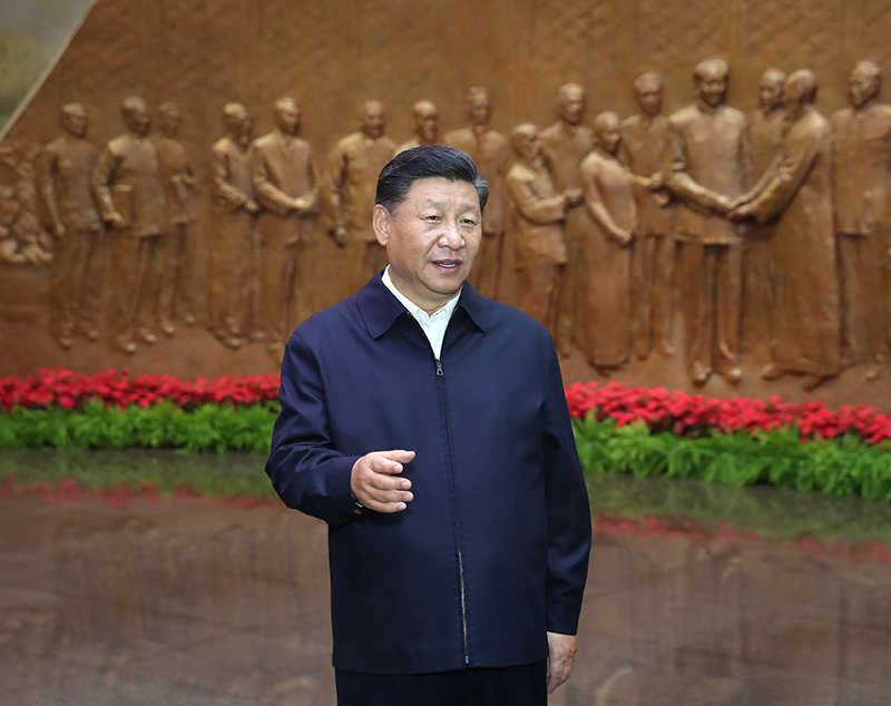 9月12日，中共中央總書記、國(guó)家主席、中央軍委主席習(xí)近平視察中共中央北京香山革命紀(jì)念地。這是習(xí)近平在香山革命紀(jì)念館參觀《為新中國(guó)奠基》主題展覽，并發(fā)表重要講話。