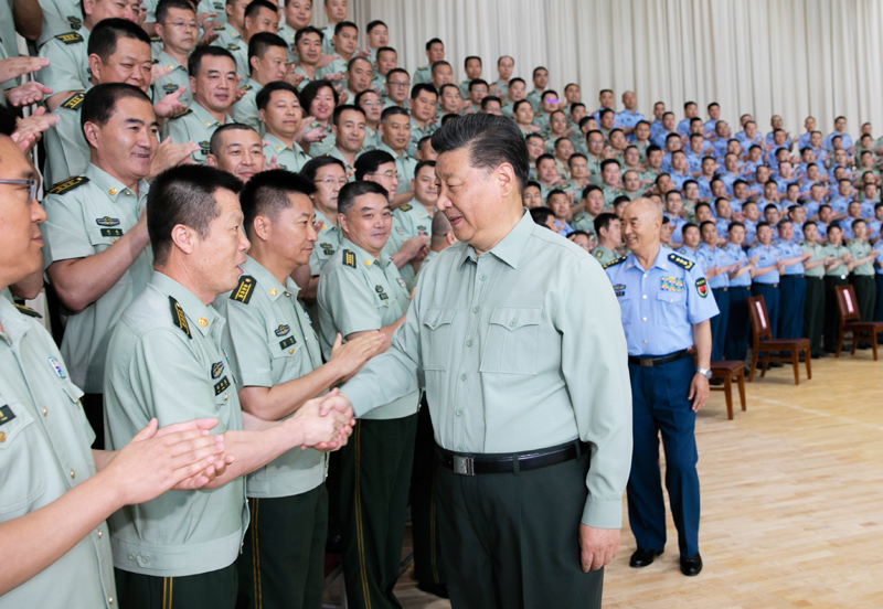 8月22日，中共中央總書記、國(guó)家主席、中央軍委主席習(xí)近平到空軍某基地視察。這是習(xí)近平親切接見(jiàn)駐甘肅部隊(duì)副師職以上領(lǐng)導(dǎo)干部和團(tuán)級(jí)單位主官。