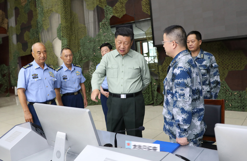 8月22日，中共中央總書記、國(guó)家主席、中央軍委主席習(xí)近平到空軍某基地視察。這是習(xí)近平察看基地作戰(zhàn)指揮中心，了解戰(zhàn)備值班和訓(xùn)練情況。
