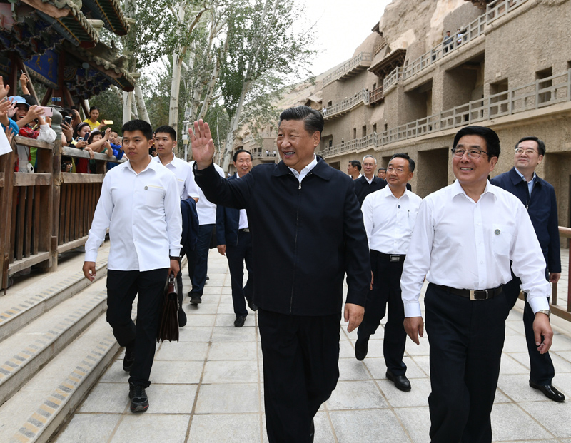 8月19日至22日，中共中央總書記、國家主席、中央軍委主席習近平在甘肅考察。這是19日下午，習近平在敦煌莫高窟考察調研時，向正在參觀的游客親切招手致意。