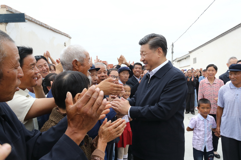 8月19日至22日，中共中央總書記、國家主席、中央軍委主席習近平在甘肅考察。這是21日上午，習近平在武威市古浪縣黃花灘生態(tài)移民區(qū)富民新村同村民親切交談。