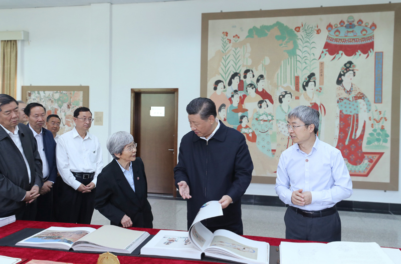 8月19日至22日，中共中央總書記、國家主席、中央軍委主席習近平在甘肅考察。這是19日下午，習近平在敦煌研究院察看珍藏文物和學術成果展示，了解文物保護和研究、弘揚優(yōu)秀歷史文化情況。