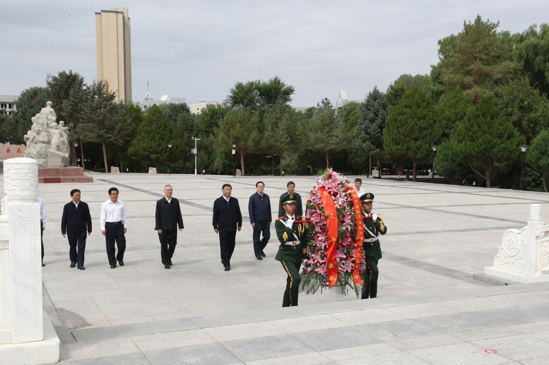 8月19日至22日，中共中央總書記、國家主席、中央軍委主席習近平在甘肅考察。這是20日上午，習近平來到張掖市高臺縣，瞻仰中國工農紅軍西路軍紀念碑，向革命先烈敬獻花籃。