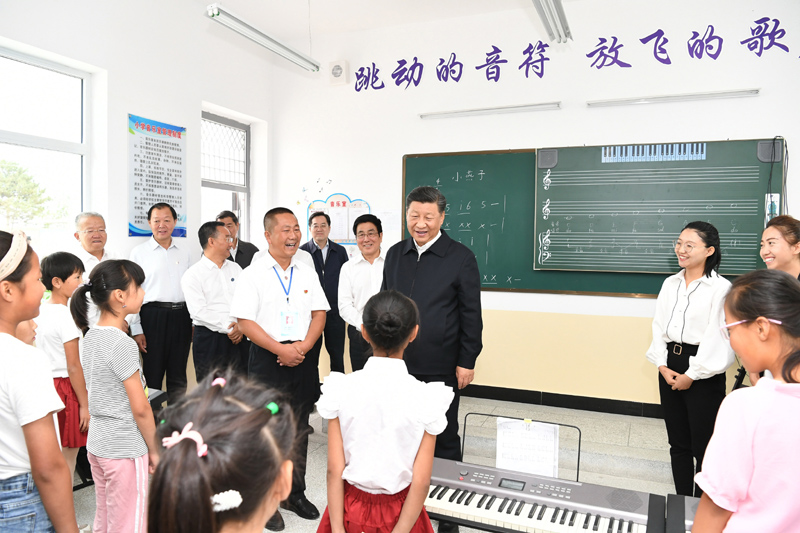 8月19日至22日，中共中央總書記、國家主席、中央軍委主席習近平在甘肅考察。這是21日上午，習近平在武威市古浪縣黃花灘生態(tài)移民區(qū)富民新村富民小學的音樂教室，認真觀看正在進行的音樂課教學。