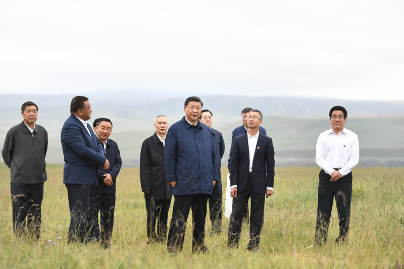 8月19日至22日，中共中央總書記、國家主席、中央軍委主席習近平在甘肅考察。這是20日下午，習近平在中農發(fā)山丹馬場有限責任公司一場考察，實地了解祁連山生態(tài)環(huán)境恢復和保護情況。