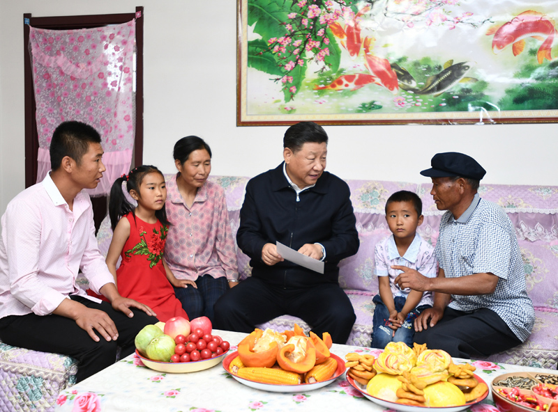 8月19日至22日，中共中央總書記、國家主席、中央軍委主席習近平在甘肅考察。這是21日上午，習近平在武威市古浪縣黃花灘生態(tài)移民區(qū)富民新村村民李應川家，同李應川一家拉家常。