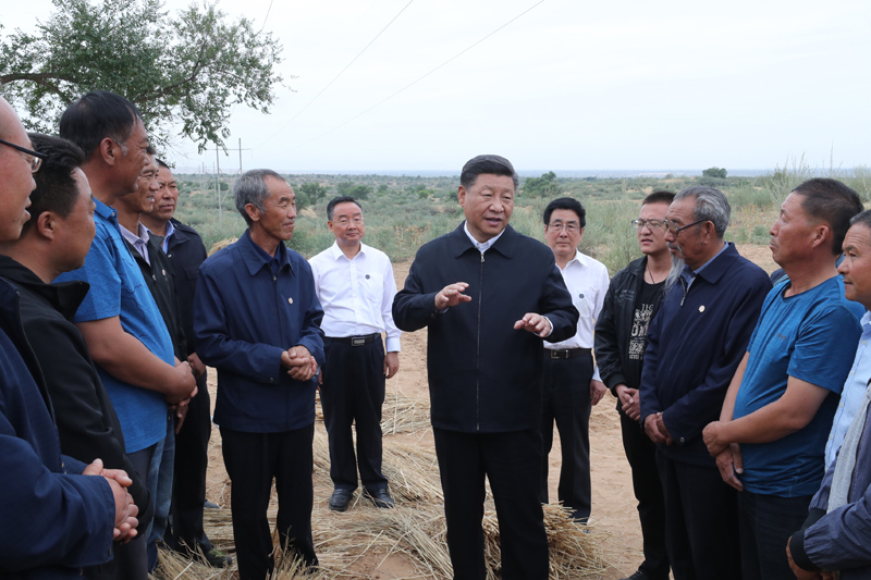 8月19日至22日，中共中央總書記、國家主席、中央軍委主席習近平在甘肅考察。這是21日上午，習近平在武威市古浪縣八步沙林場同“六老漢”代表及林場職工親切交談。