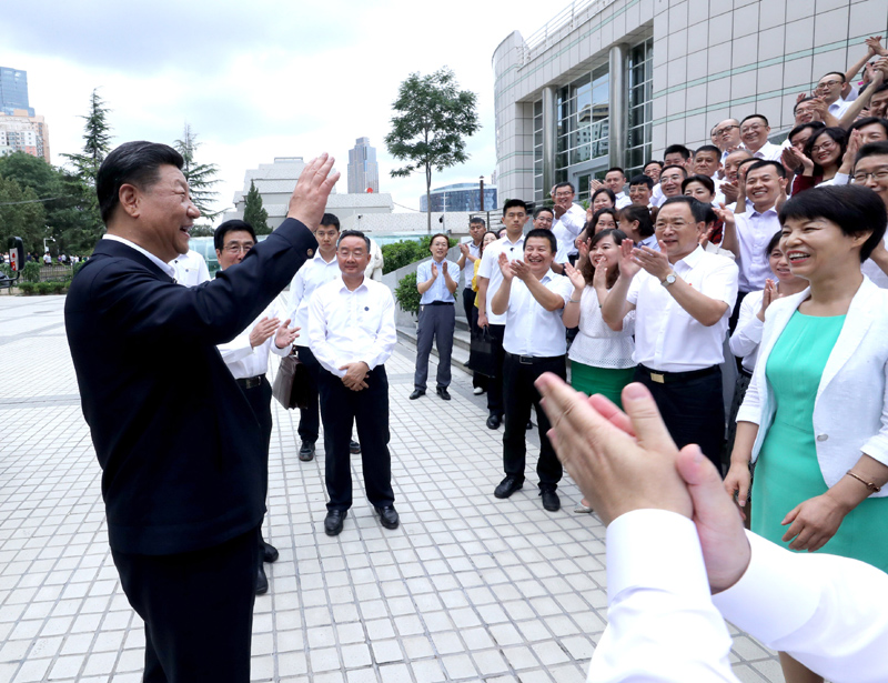 8月19日至22日，中共中央總書記、國家主席、中央軍委主席習近平在甘肅考察。這是21日下午，習近平在讀者出版集團有限公司同工作人員親切交談。