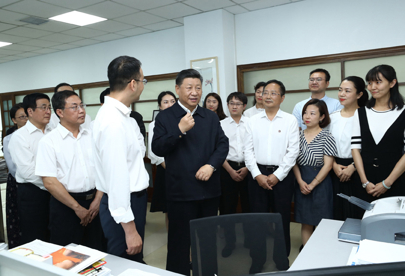 8月19日至22日，中共中央總書記、國家主席、中央軍委主席習近平在甘肅考察。這是21日下午，習近平在《讀者》編輯部同工作人員交流，勉勵他們?yōu)槿嗣裉峁└鄡?yōu)秀精神食糧。
