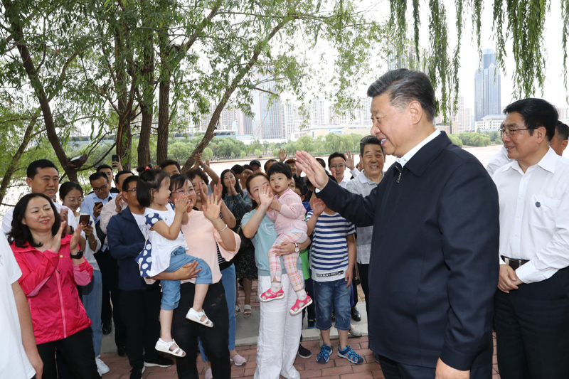 8月19日至22日，中共中央總書記、國家主席、中央軍委主席習近平在甘肅考察。這是21日下午，習近平在蘭州市黃河治理蘭鐵泵站項目點同正在休閑的群眾親切交談。