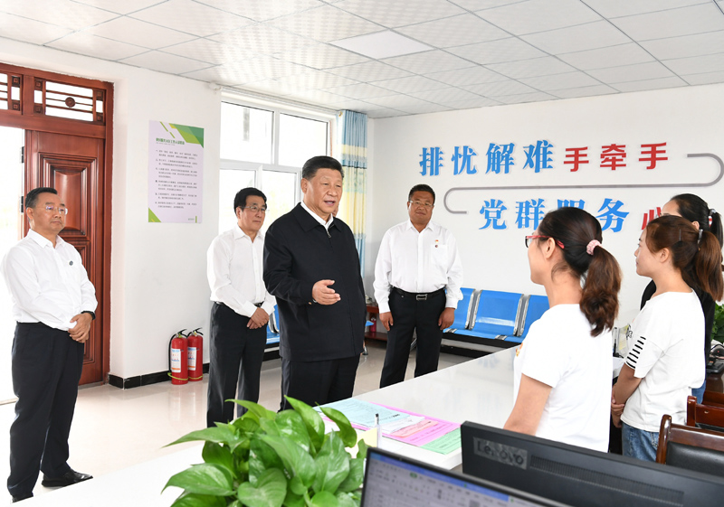 8月19日至22日，中共中央總書記、國家主席、中央軍委主席習近平在甘肅考察。這是21日上午，習近平在武威市古浪縣黃花灘生態(tài)移民區(qū)富民新村黨群服務中心考察。